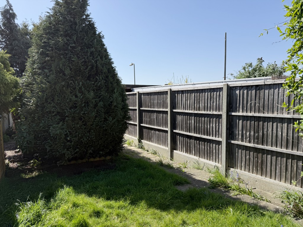 Lot: 109 - TWO-BEDROOM HOUSE IN NEED OF IMPROVEMENT - Garden with mature trees